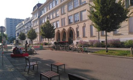 Neue Gestaltung des Vorplatzes der Volksschule Märzstraße